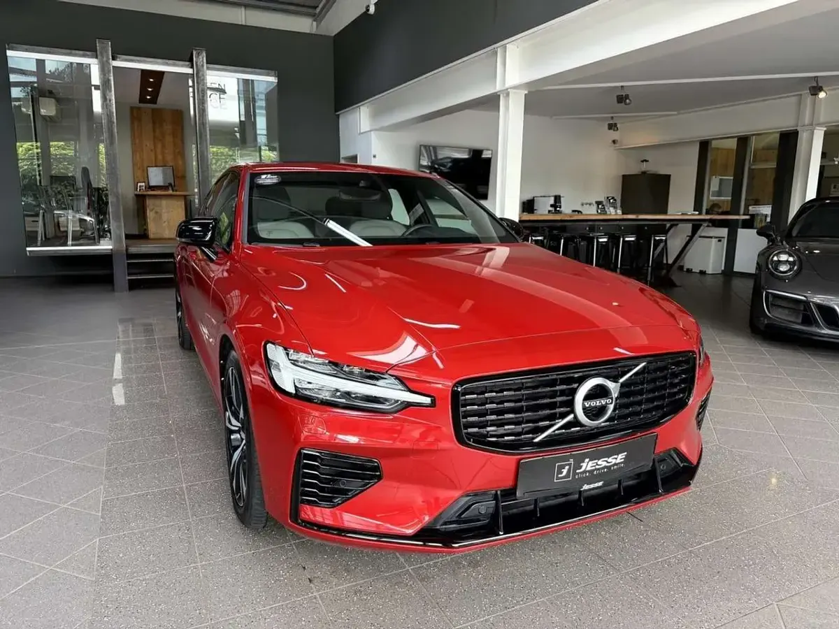 Gebraucht Volvo S60 R-Design 392 PS (288 kW) 2020 Fusion red / metallic (metallic) Limousine