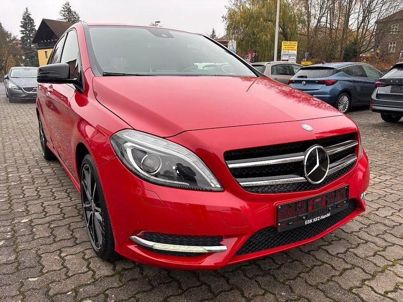 Rot Gebraucht 2012 Mercedes B200 Van / Kleinbus | 14.200 € (Fairer Preis) - Bild 1/4