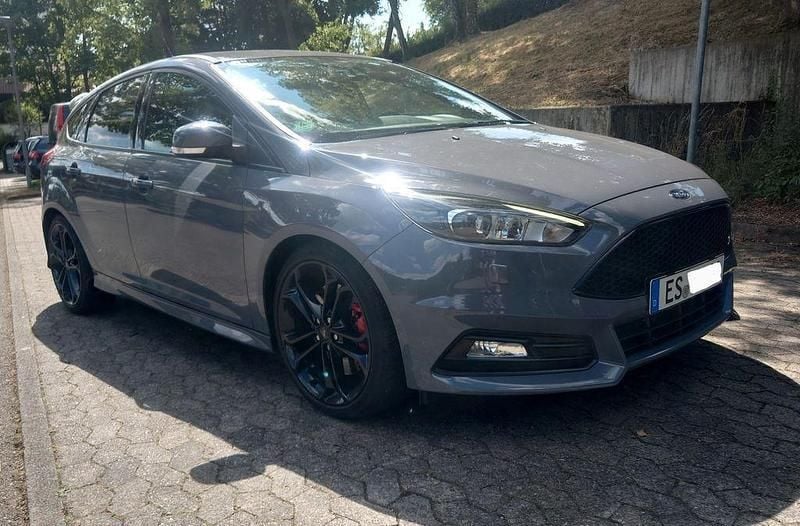 Grau Gebraucht 2017 Ford Focus Performance Edition Limousine | 16.900 € (Guter Preis) - Bild 1/4