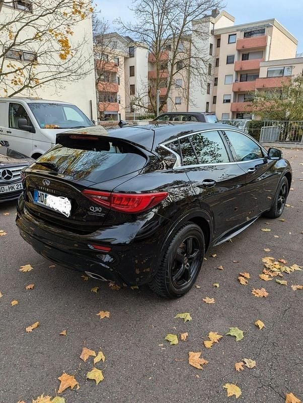 Gebraucht Infiniti Q30 Business 170 PS (125 kW) 2017 Schwarz Limousine