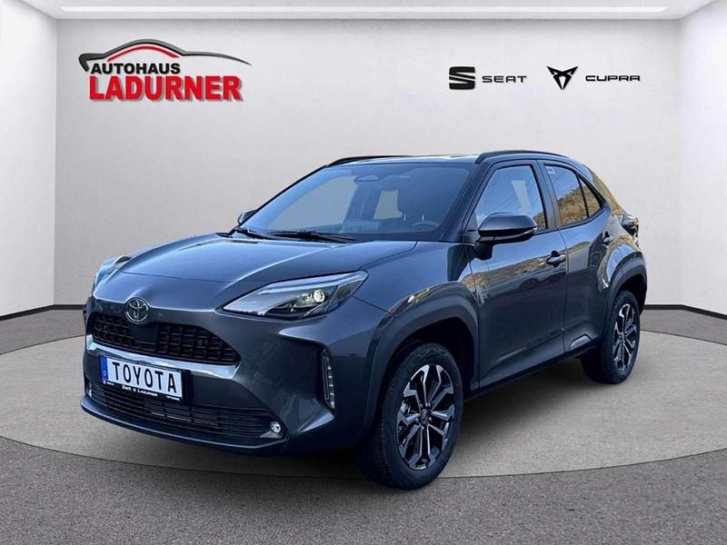 Neu Toyota Yaris Hybrid Comfort 131 PS (96 kW) 2025 Grau SUV