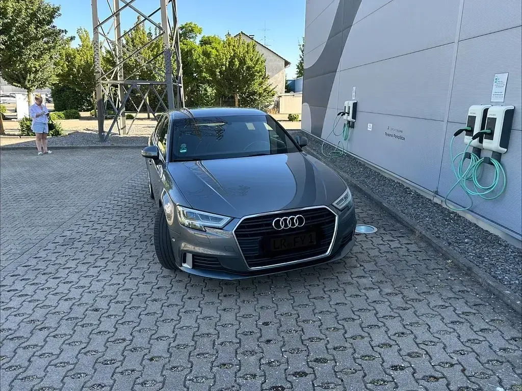 Gebraucht Audi A3 Sport 116 PS (85 kW) 2018 Grau Limousine