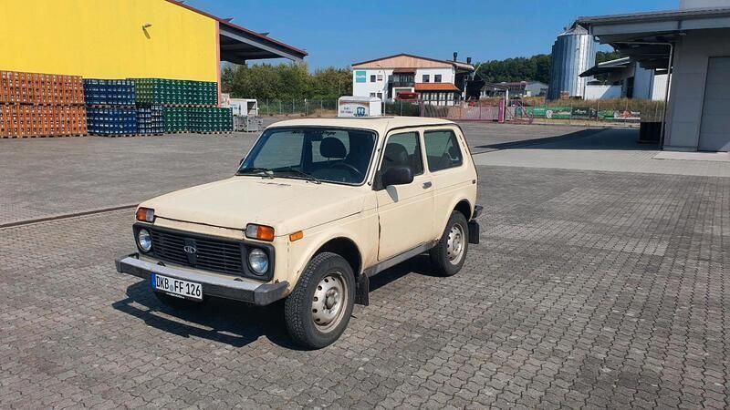 Weiß Gebraucht 2012 Lada niva SUV | 4.400 € - Bild 1/4