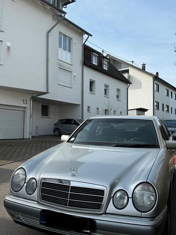 Gebraucht Mercedes E280 193 PS (141 kW) 1997 Silber Limousine
