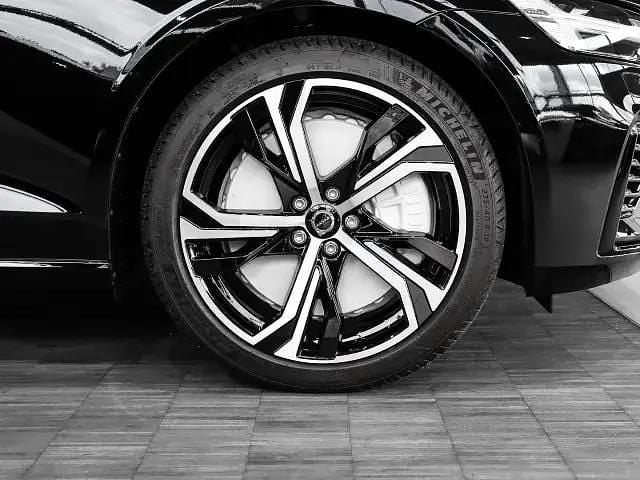 Gebraucht Volvo V60 Ultra 455 PS (334 kW) 2024 Onyx black / metallic Kombi