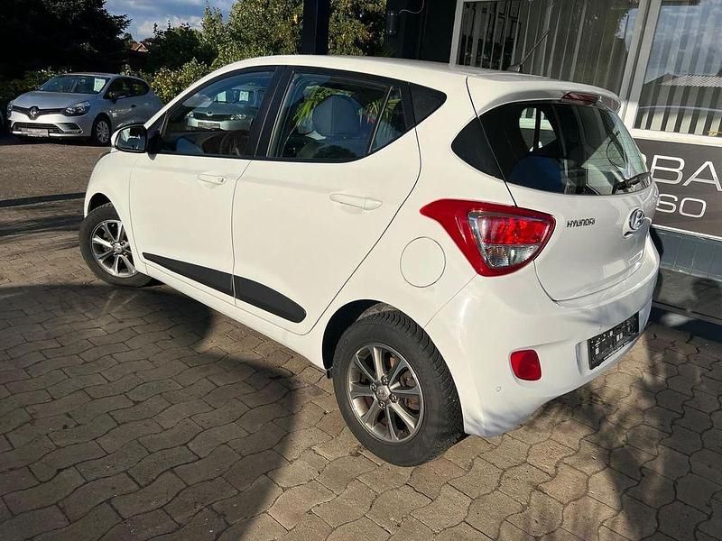 Gebraucht Hyundai i10 Classic 69 PS (50 kW) 2015 Weiß Kleinwagen