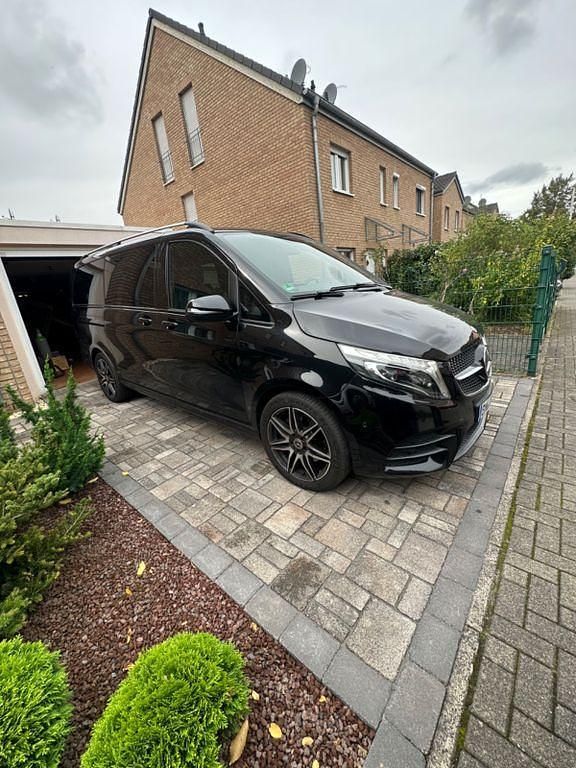 Schwarz Gebraucht 2021 Mercedes V300 AMG Van / Kleinbus | 61.900 € (Etwas zu teuer) - Bild 1/4