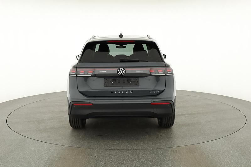 Delfingrau metallic Neu 2025 VW Tiguan Life SUV | 47.475 € - Bild 1/4
