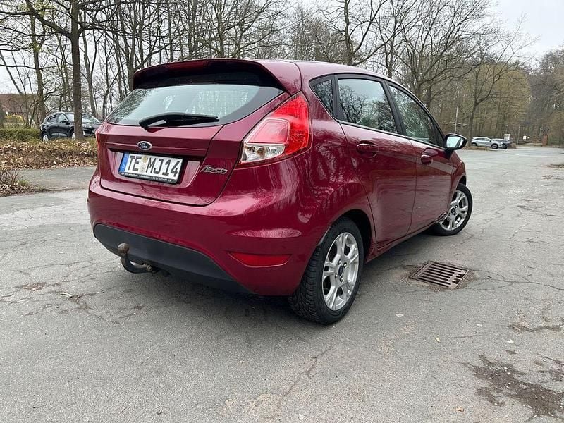 Gebraucht Ford Fiesta 82 PS (60 kW) 2014 Rot Kleinwagen
