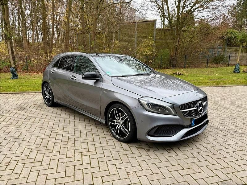 Grau Gebraucht 2017 Mercedes A200 AMG line Limousine | 22.450 € - Bild 1/4