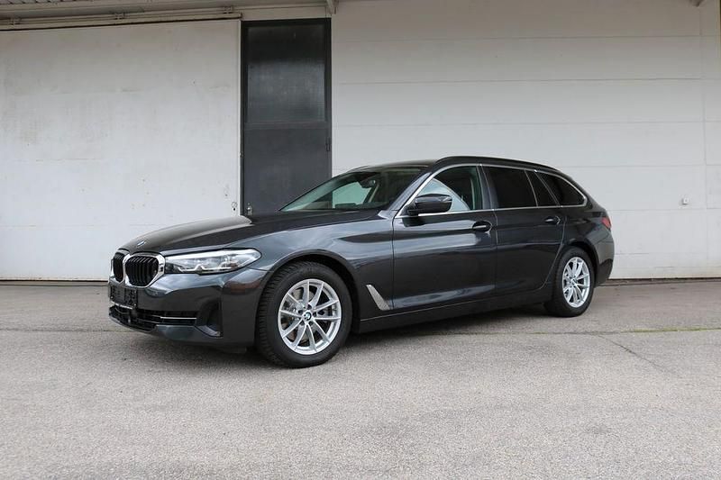 Grau Gebraucht 2022 BMW 520 Limousine | 28.990 € (Superpreis) - Bild 1/4