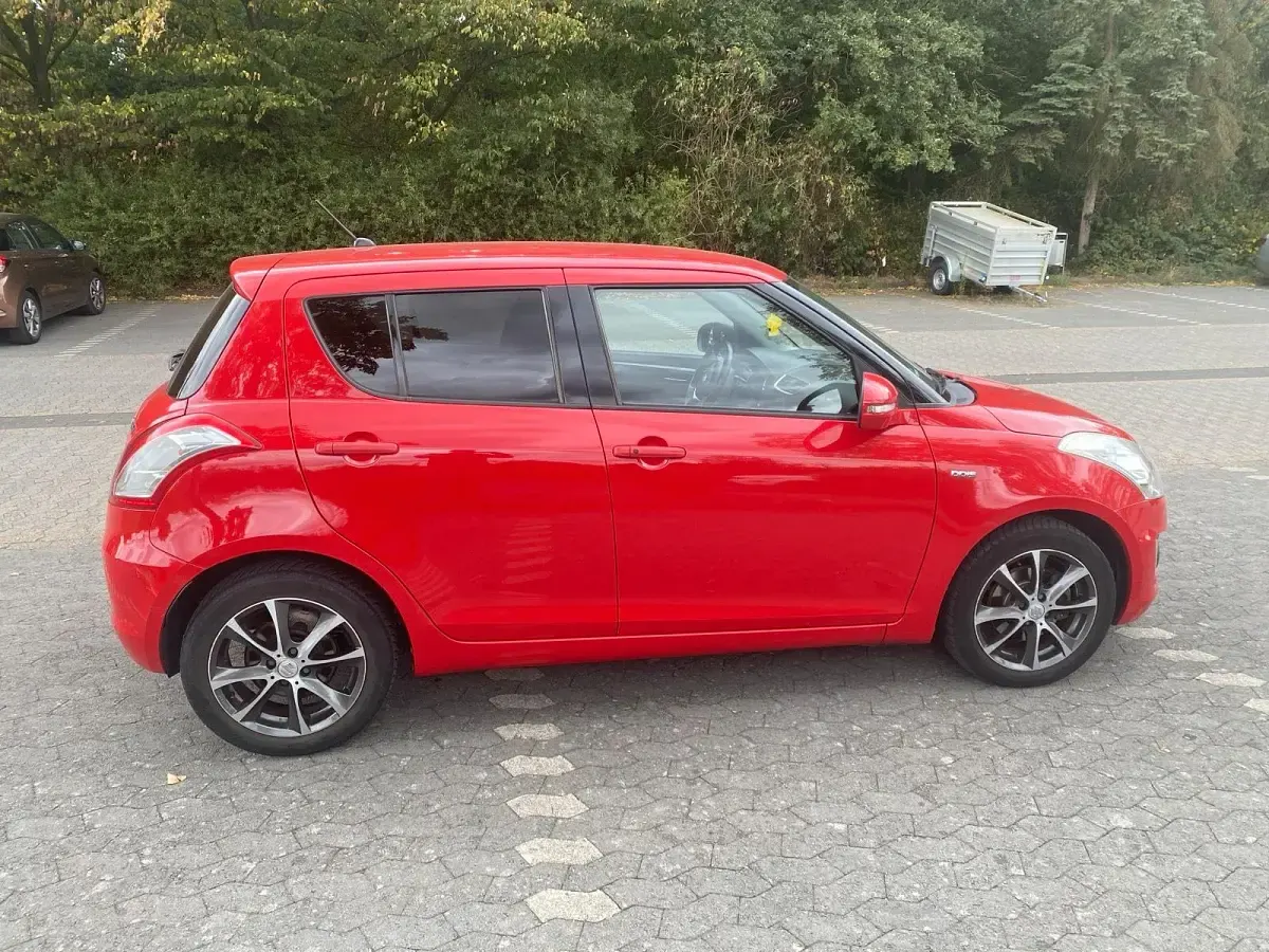 Gebraucht Suzuki Swift 90 PS (66 kW) 2013 Rot Kleinwagen