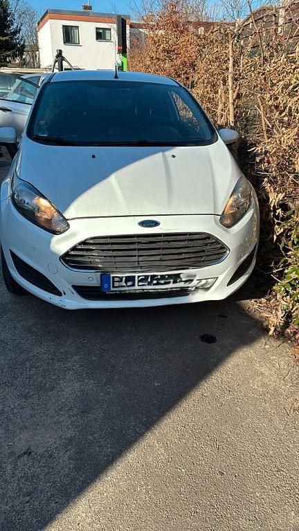 Gebraucht Ford Fiesta Trend 60 PS (44 kW) 2014 Weiß Kleinwagen