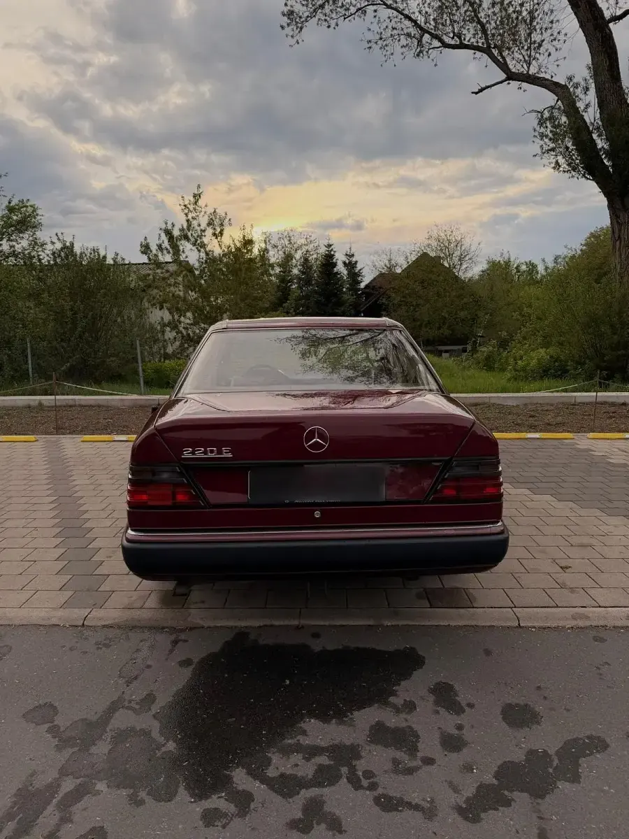 Używany Mercedes E220 150 KM (110 kW) 1993 Czerwony Sedan/Limuzyna