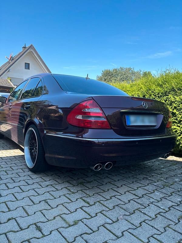 Rot Gebraucht 2003 Mercedes E500 Limousine | 8.699 € (Fairer Preis) - Bild 1/3