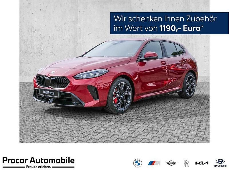 Fire red metallic Neu 2025 BMW 120 M Sport Kleinwagen | 38.450 € (Fairer Preis) - Bild 1/4