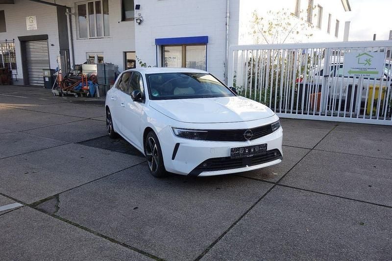 Weiß Gebraucht 2023 Opel Astra Business Elegance Limousine | 13.999 € (Superpreis) - Bild 1/4