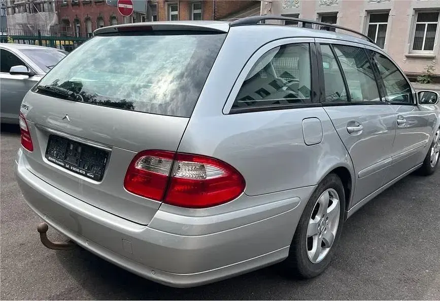 Gebraucht Mercedes E240 177 PS (130 kW) 2005 Silber Kombi
