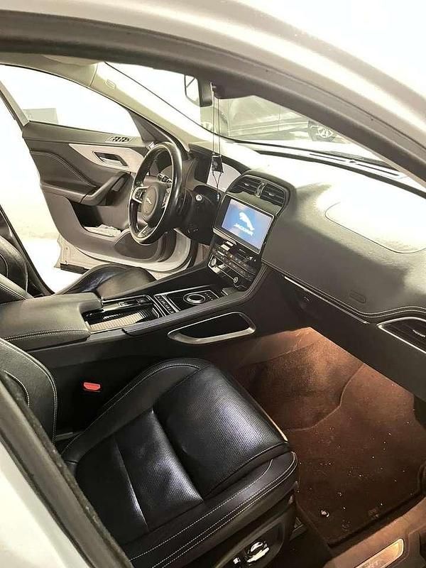 Weiß Gebraucht 2017 Jaguar F-Pace R-Sport SUV | 19.000 € (Fairer Preis) - Bild 1/4