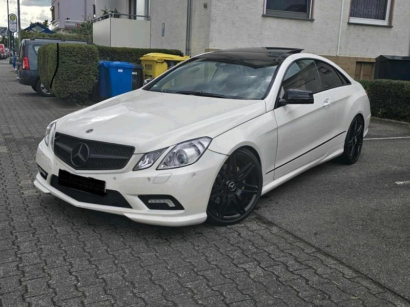 Weiß Gebraucht 2011 Mercedes E350 AMG Coupé | 11.111 € (Fairer Preis) - Bild 1/4