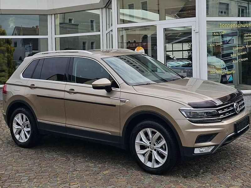 Beige Gebraucht 2017 VW Tiguan Highline SUV | 18.990 € (Superpreis) - Bild 1/4