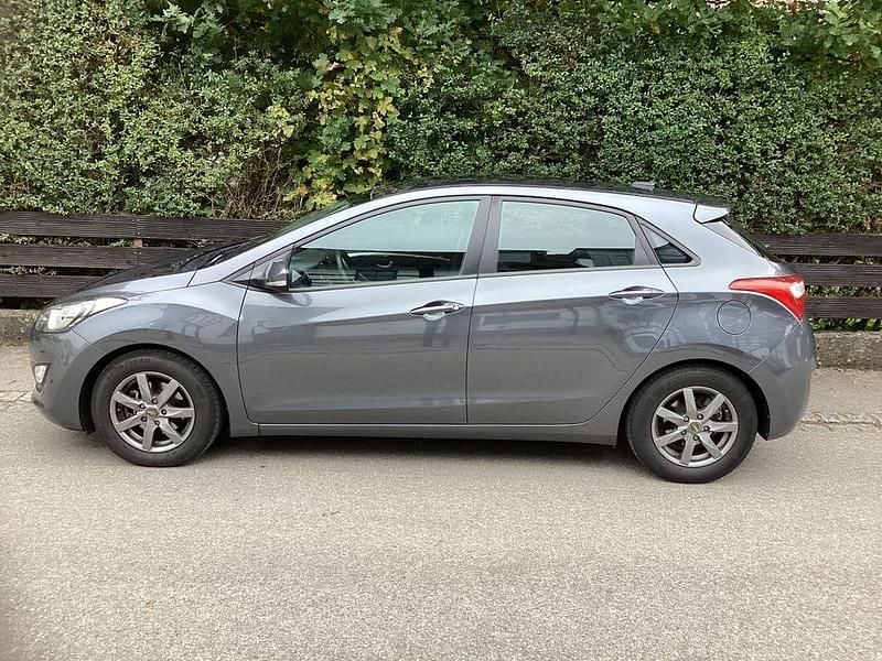 Grau Gebraucht 2016 Hyundai i30 Classic Limousine | 7.980 € (Guter Preis) - Bild 1/4