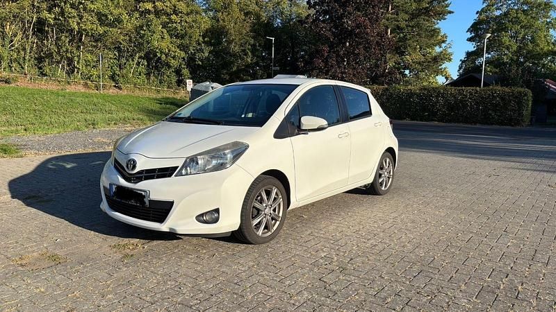 Weiß Gebraucht 2012 Toyota Yaris Club Kleinwagen | 6.000 € (Fairer Preis) - Bild 1/4