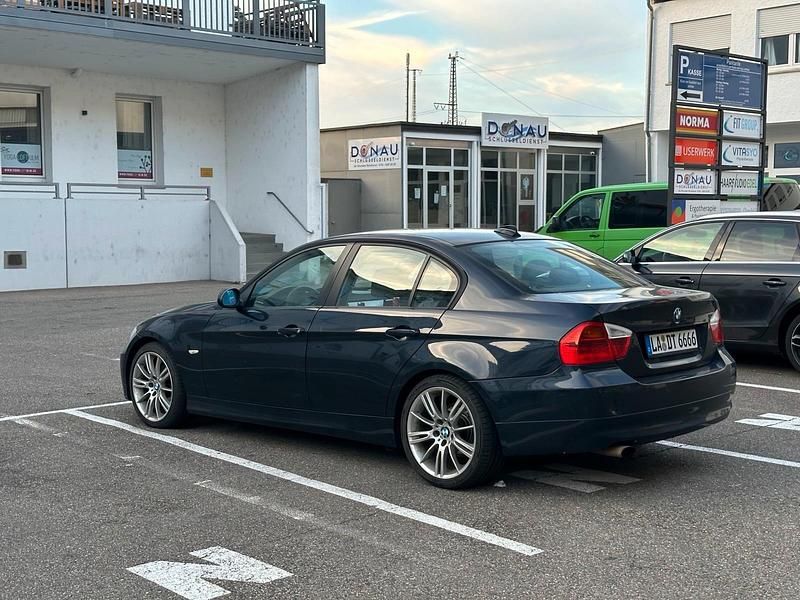 Gebraucht BMW 320 163 PS (119 kW) 2007 Blau Limousine
