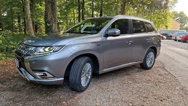 Grau Gebraucht 2020 Mitsubishi Outlander P-HEV SUV | 24.200 € (Fairer Preis) - Bild 1/4