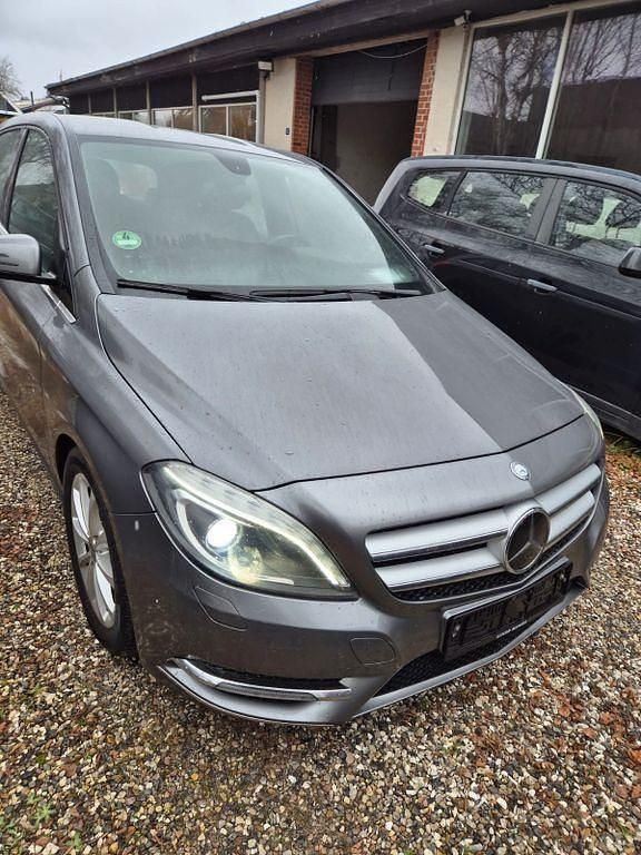 Grau Gebraucht 2013 Mercedes 250 Limousine | 7.400 € (Superpreis) - Bild 1/4