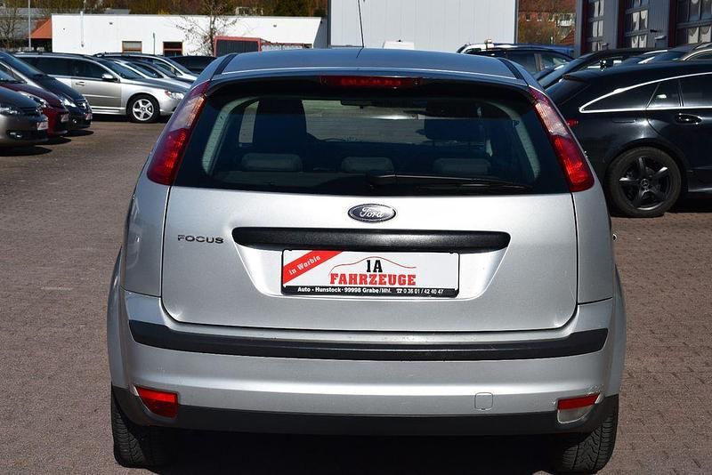 Gebraucht Ford Focus Trend 101 PS (74 kW) 2005 Silber Limousine