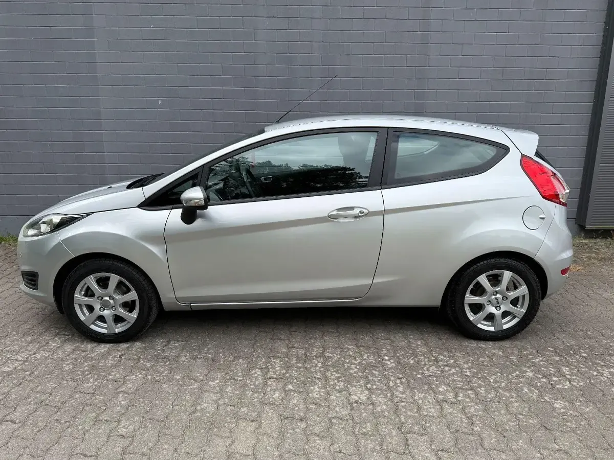 Gebraucht Ford Fiesta Trend 101 PS (74 kW) 2014 Silber Kleinwagen