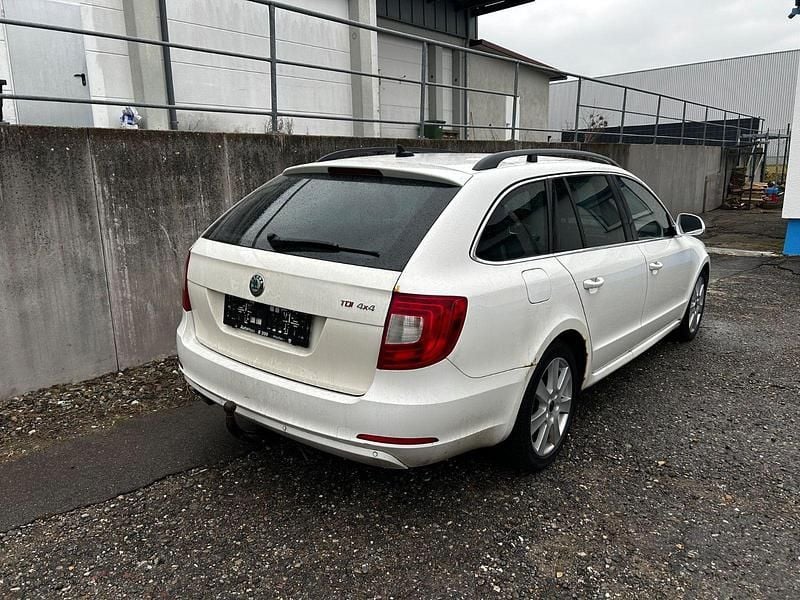 Gebraucht Skoda Superb Elegance 140 PS (102 kW) 2012 Weiß Kombi