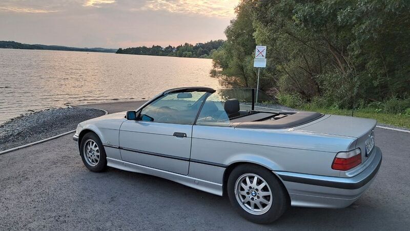 Silber Gebraucht 1998 BMW 318 Cabriolet Cabrio | 9.900 € (Teuer) - Bild 1/4