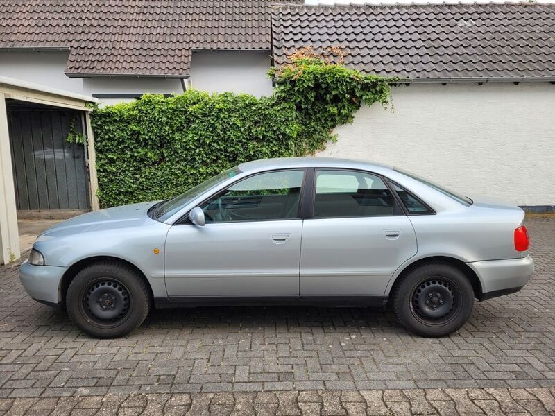 Grau Gebraucht 1998 Audi A4 Limousine | 2.895 € (Teuer) - Bild 1/4