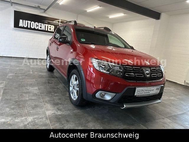 Rot Gebraucht 2018 Dacia Sandero Celebration SUV | 7.990 € (Fairer Preis) - Bild 1/4
