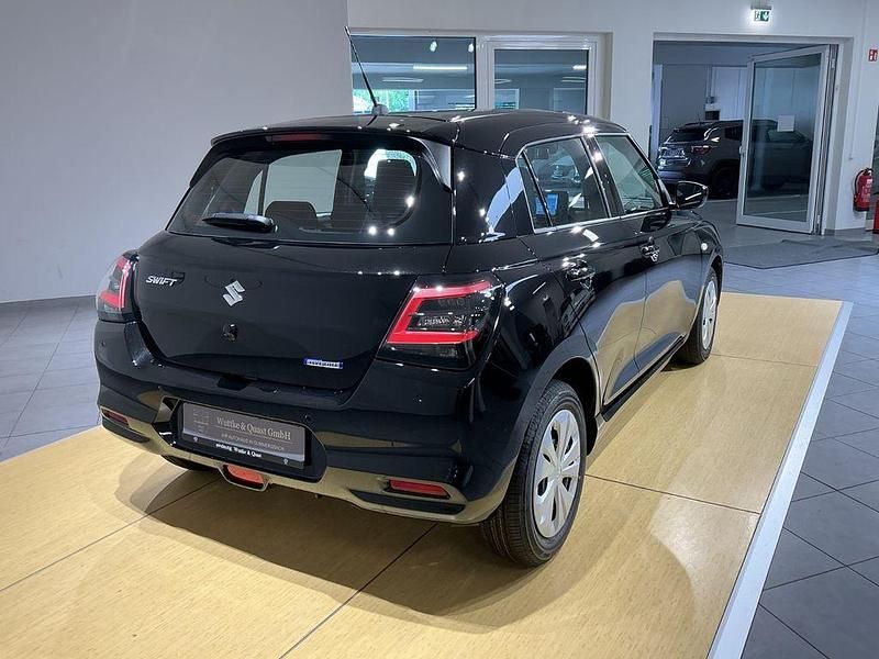 Neu Suzuki Swift Club 83 PS (61 kW) 2025 Schwarz Kleinwagen