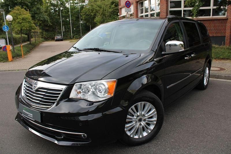 Schwarz Gebraucht 2014 Lancia Voyager Platinum Van / Kleinbus | 10.990 € (Fairer Preis) - Bild 1/4