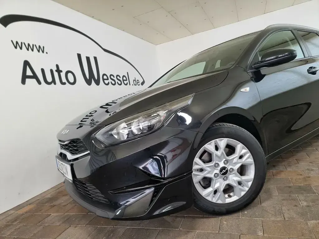 Gebraucht Kia Ceed 99 PS (72 kW) 2023 (1k) black pearl m (schwarz) (metallic) Kleinwagen