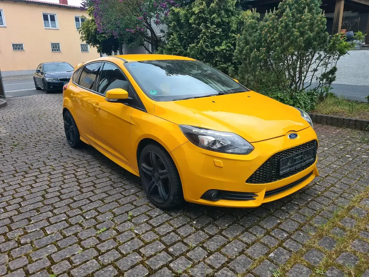 Gebraucht Ford Focus ST 250 PS (183 kW) 2013 Gelb Limousine