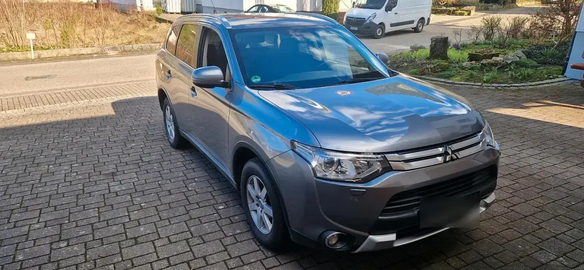 Begagnad Mitsubishi Outlander 150 HK (110 kW) 2014 Grå SUV