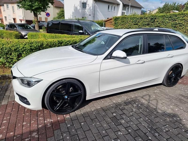 Weiß Gebraucht 2018 BMW 318 M Performance Kombi | 9.999 € (Teuer) - Bild 1/4