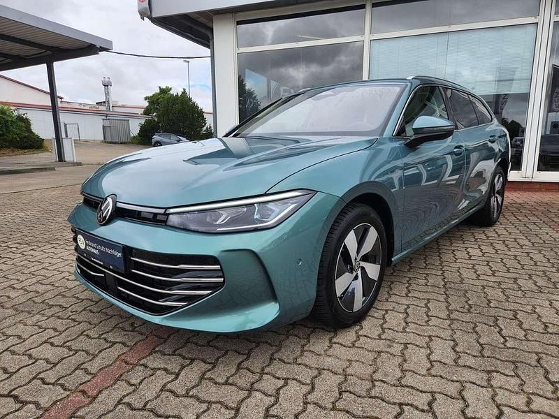 Gebraucht VW Passat Elegance 150 PS (110 kW) 2024 Maripositgrün metallic Kombi