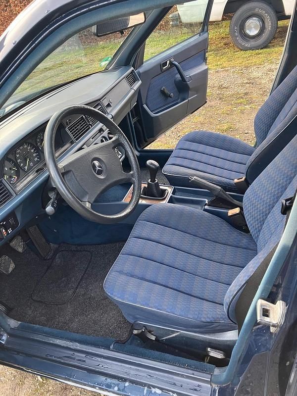 Gebraucht Mercedes 190 118 PS (86 kW) 1988 Blau Limousine