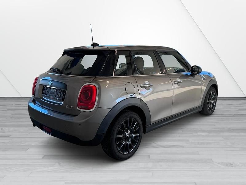 Usado Mini ONE 102 HP (75 kW) 2019 Prateado Citadino