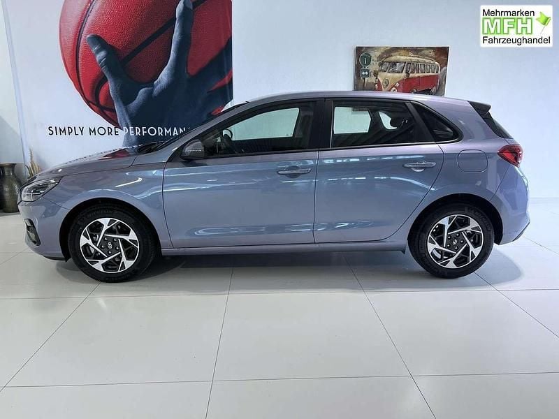 Neu Hyundai i30 GO! 99 PS (72 kW) 2025 Meta blue pearl Limousine