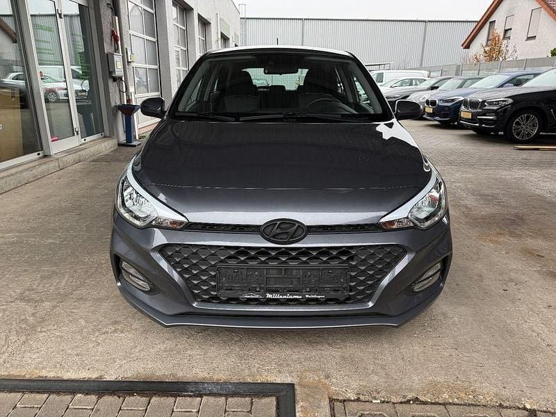 Gebraucht Hyundai i20 Trend 84 PS (61 kW) 2019 Grau Kleinwagen
