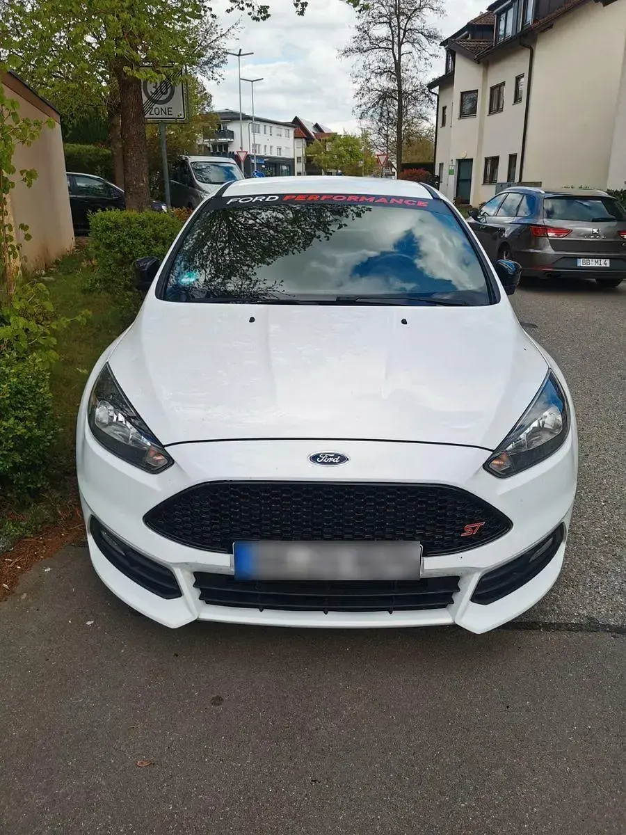 Gebraucht Ford Focus ST 250 PS (183 kW) 2016 Weiß Limousine