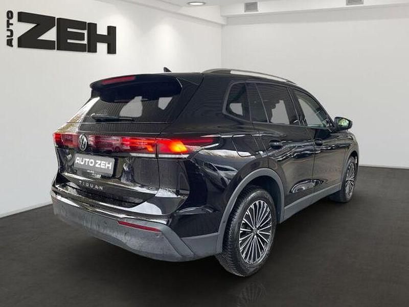 Gebraucht VW Tiguan Life 150 PS (110 kW) 2024 Deep black (metallic) SUV