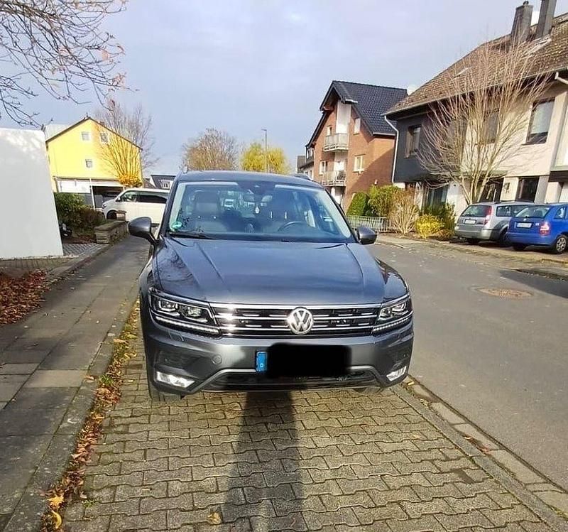 Grau Gebraucht 2016 VW Tiguan Highline SUV | 17.999 € (Teuer) - Bild 1/4